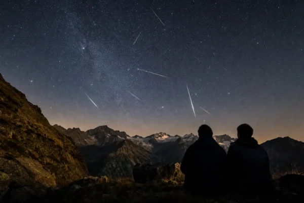 Sciame meteorico delle Perseidi su un cielo stellato