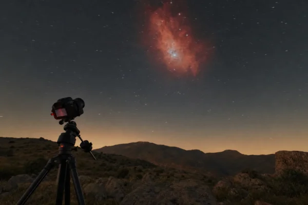 Camera su montatura inseguitrice sotto il cielo stellato